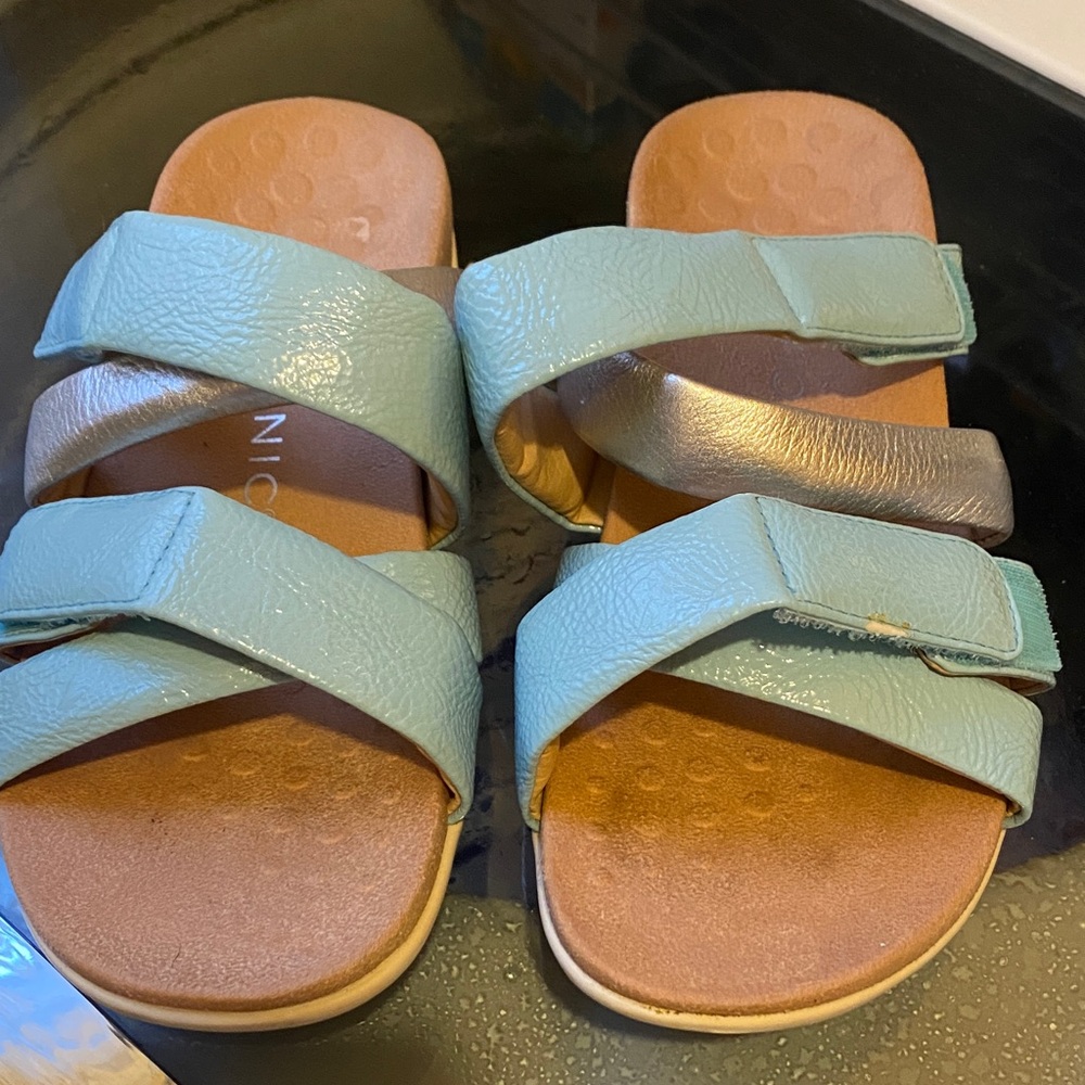 Preowned women’s Vionic Blue and Silver Sandals US6 excellent